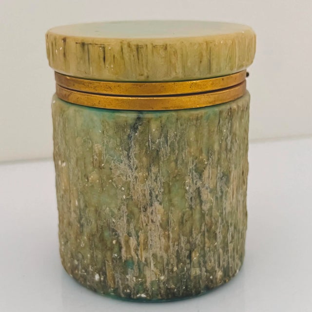 C. 1950s Vintage MCM Italian Alabaster Box in the Style of Fratelli Coppini & Angelo Pinna – Green Onyx & Turquoise Hues With Brass Hinged Lid For Sale - Image 9 of 10