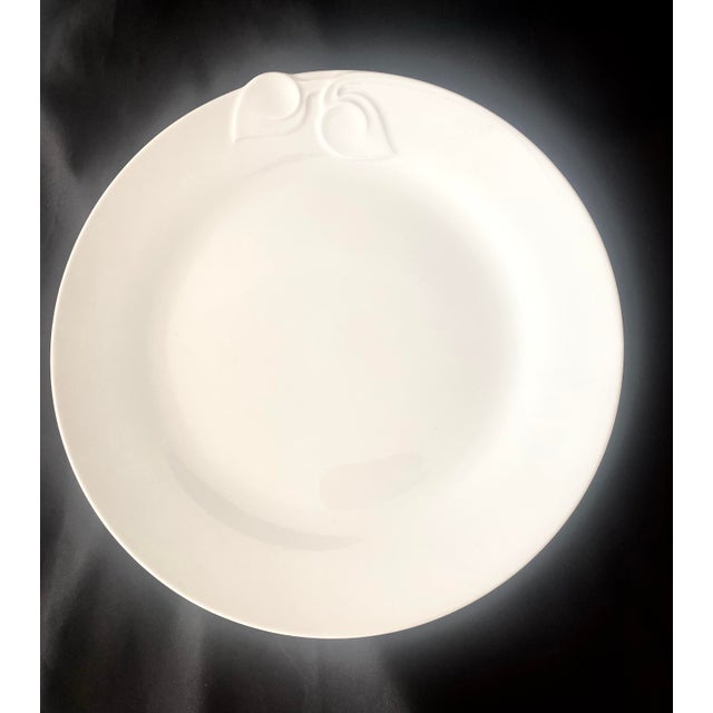 Hutschenreuther China Fleuron Chloe’ Paris White by China 5 Piece Place Setting Mint Condition For Sale - Image 4 of 17