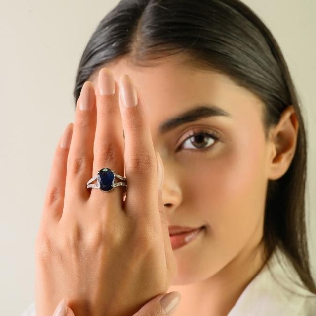 Early 21st Century Early 21st Century 4.57Ct Blue Sapphire & Diamond Split Shank Ring Size 7 in 14k Gold For Sale - Image 5 of 15