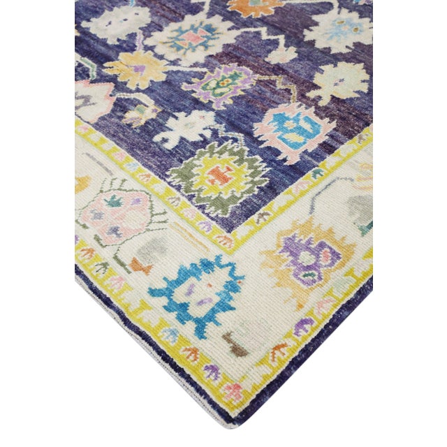 This modern Turkish Oushak rug is a stunning piece of art that has been handwoven using traditional techniques by skilled...