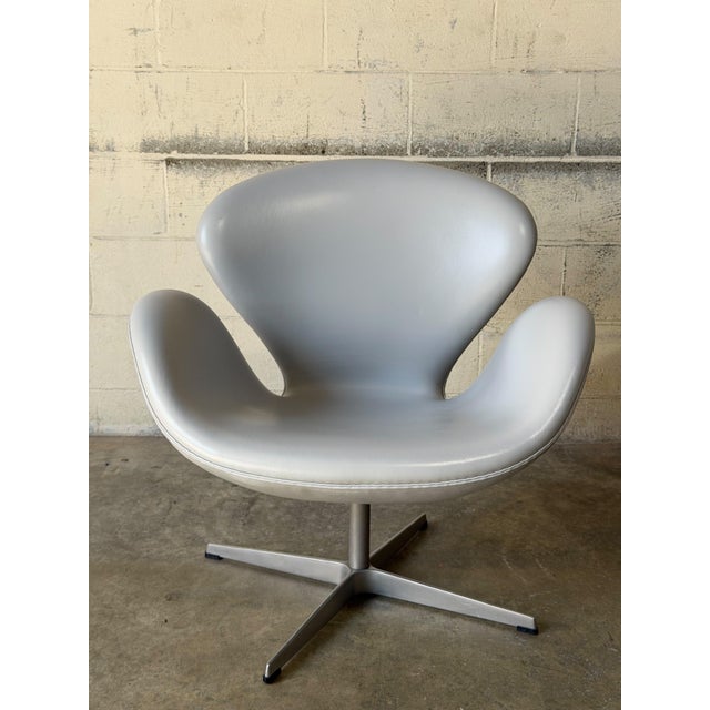 Fritz Hansen Arne Jacobsen Swan Lounge Chairs Set of 2 Grey Leather Danish Vintage 2000 For Sale In Los Angeles - Image 6 of 13