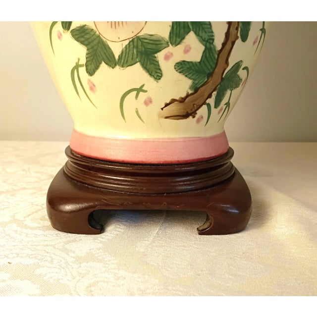 1980s 1980s Chinoiserie Ginger Jar Table Lamp Hardwood Base Hand Painted Porcelain Pink Peony For Sale - Image 5 of 10