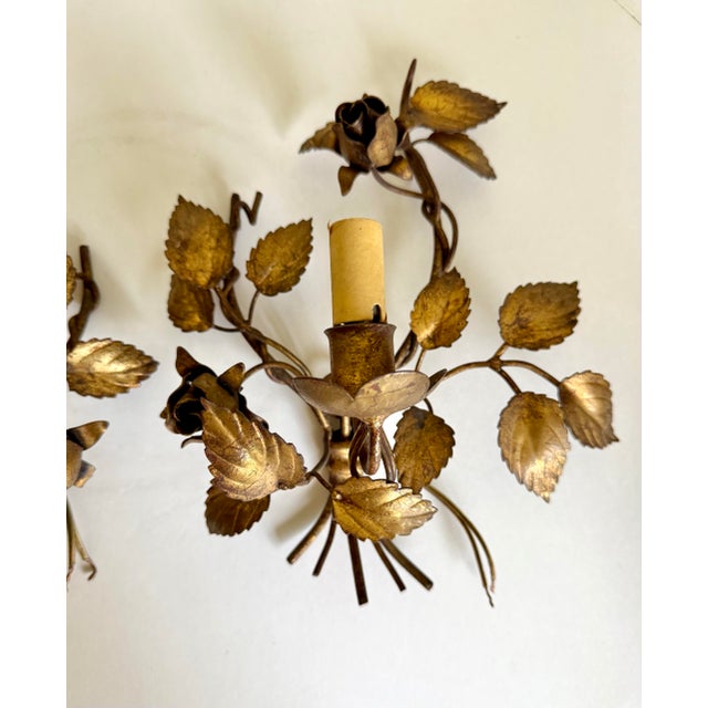 1950s Pair of Italian Florentine Hollywood Regency Gilt Metal Rose Wall Sconces For Sale - Image 4 of 11