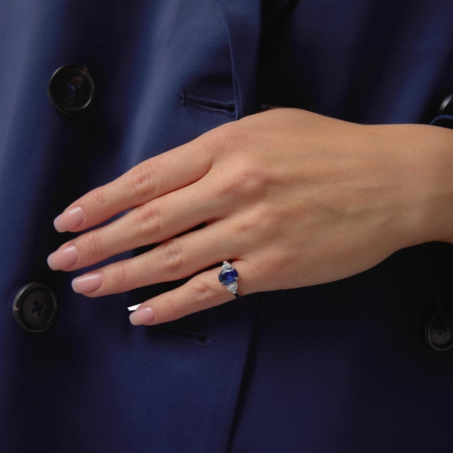 1990s Gia 2.10 Carat Oval Cut Sapphire Diamond Platinum Ring, Size 4.25 For Sale - Image 4 of 8