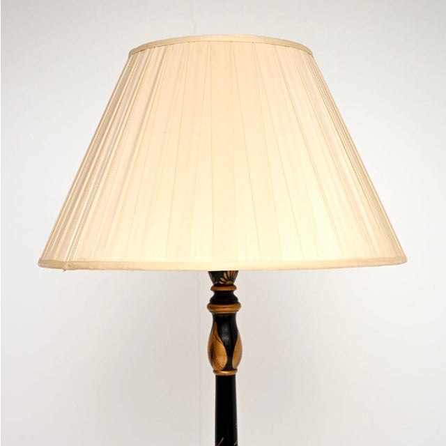 A stunning antique lacquered chinoiserie floor lamp, made in England and dating from around the 1930’s. This is of...
