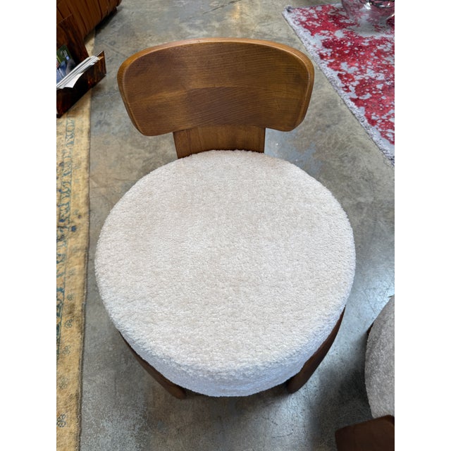 1970s Sculptural Pair of Italian Modernist Chair in Walnut and Ivory Bouclé, 1970s For Sale - Image 5 of 7