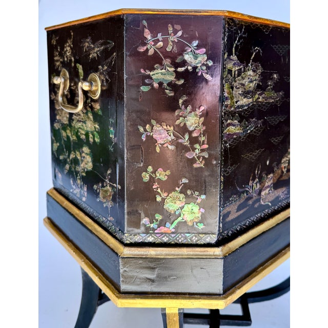 Early 19th Century Regency Period Chinese Export Black Lacquer Jardinière With Mother-of-Pearl Inlay on Stand, Circa 1810 For Sale - Image 5 of 17