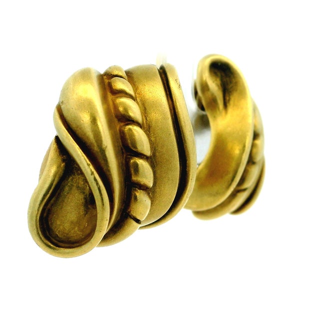Modern 1980s Pair of Barry Kieselstein-Cord 1982 Omega Collection 18k Green Gold Scroll Earrings For Sale - Image 3 of 13