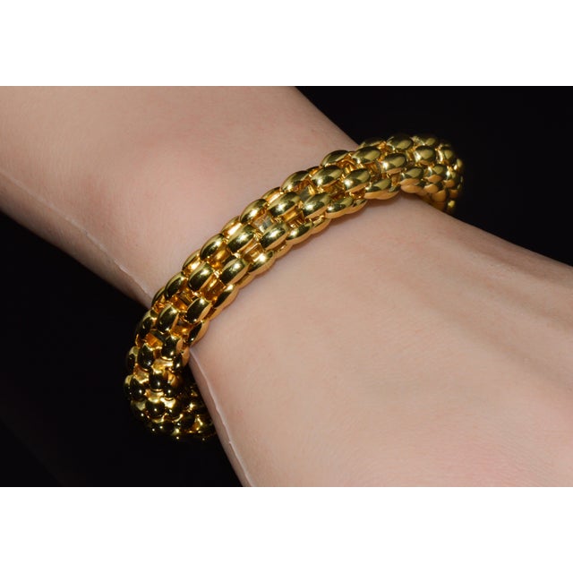 Metal Late 20th Century Rare Fope Flex’it Blue Sapphire Woven Wrap Bangle Bracelet in 18k Yellow & White Gold For Sale - Image 7 of 17