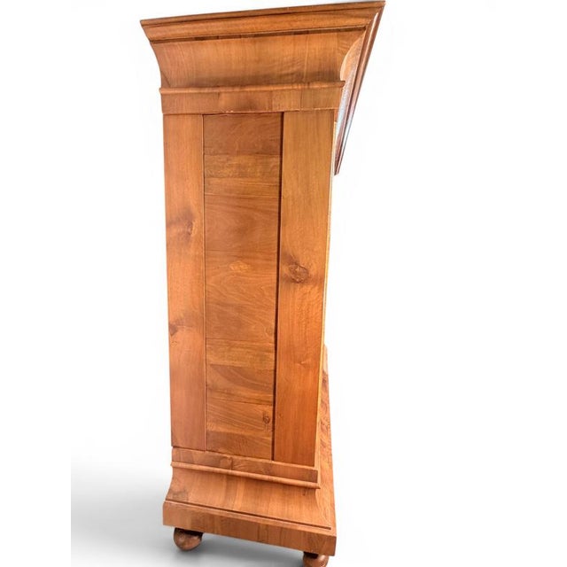 Wave-Fronted Wardrobe in Walnut Veneer from Zurich, 1720 For Sale - Image 11 of 12