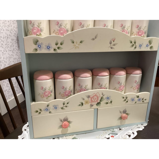 1990s Pfaltzgraff Tea Rose Wall Spice Rack With 12 Canisters with Shelf New Rare Complete Set For Sale - Image 11 of 18