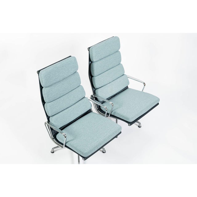 Blue Pair of Eames Soft Pad Recliners for Herman Miller, Blue Gray Aluminum Group Lounge Chairs For Sale - Image 8 of 17