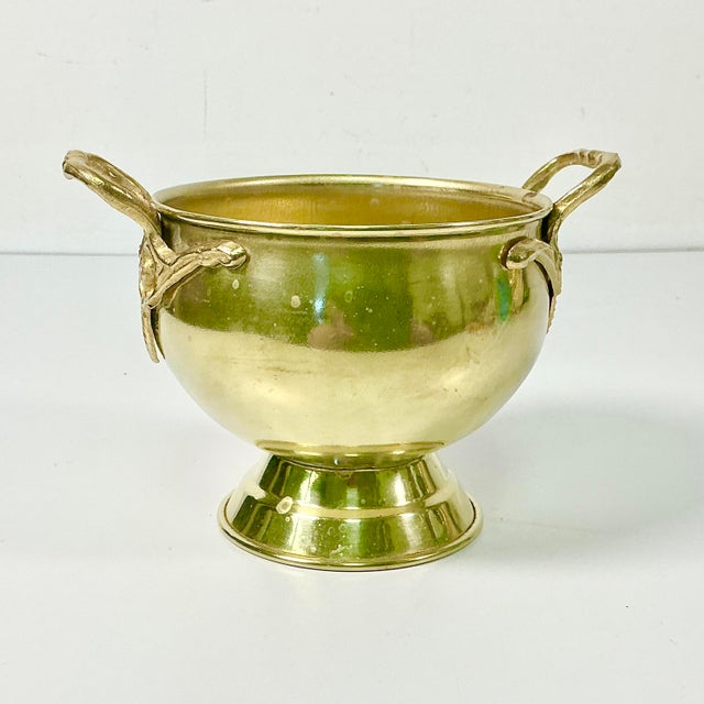 Mid-Century Hollywood Regency Boho Chic English Traditional Style Pedestal Brass Planter For Sale - Image 6 of 11