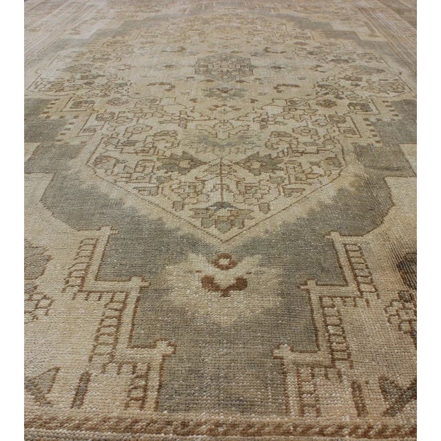 Mid 20th Century Vintage Turkish Oushak Rug With Floral Medallion Design in Ivory and Gray For Sale - Image 4 of 9