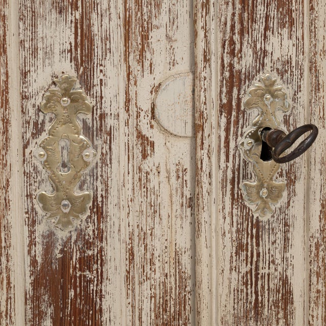 19th Century French Louis XV Wood Patinated Cabinet with Wire Doors For Sale - Image 11 of 18