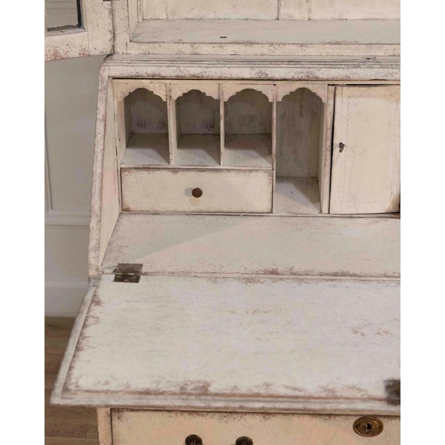 European two-part vitrine cabinet with fine carvings, circa 1790 For Sale - Image 4 of 17