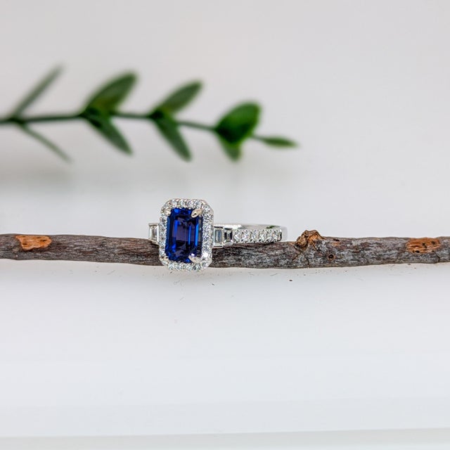 1.2Ct Tanzanite Ring With Earth Mined Diamonds in Solid 14k Gold, 7x5mm, Size 6.75 For Sale - Image 4 of 6