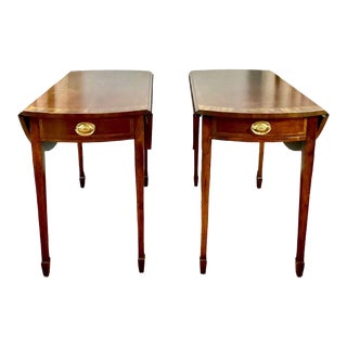 1970s A Vintage Pair of Kittinger Style Mahogany Hepplewhite Drop Side Pembroke Side Tables For Sale