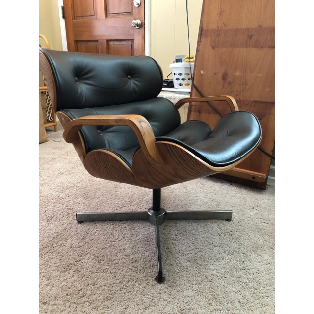 Walnut encased scarce segmented back lounge or desk chair on castors by George Mulhauser for Plycraft. Walnut wood shell...