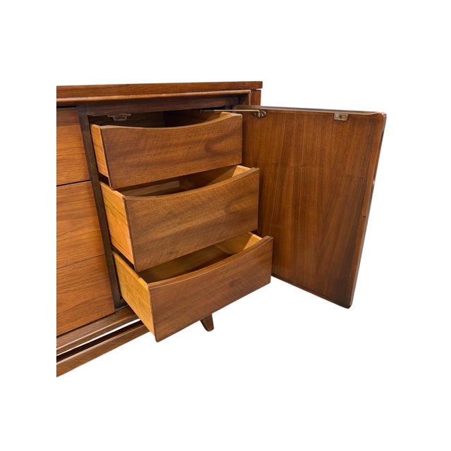 Wood Mid-Century Modern Kent Coffey Insignia 4-Piece Walnut Bedroom Set For Sale - Image 7 of 13
