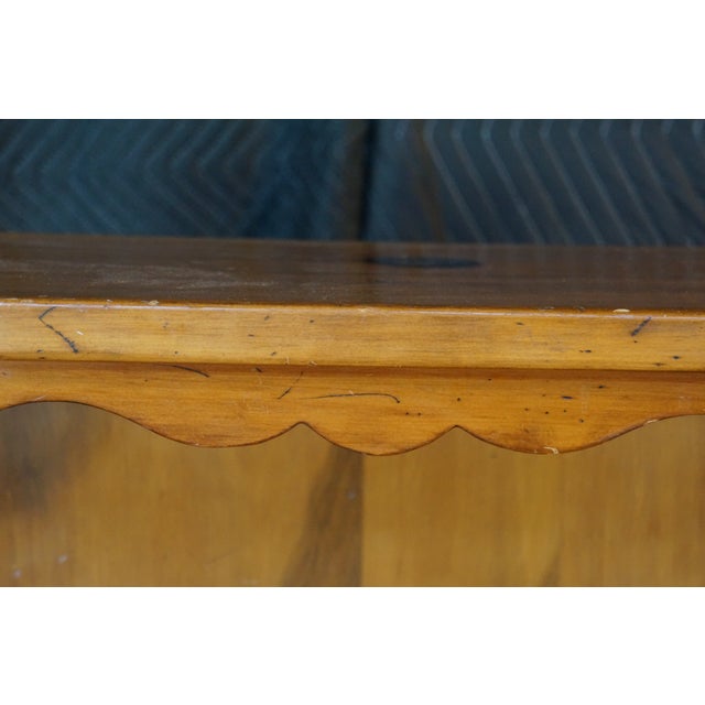Wood Vintage Early American Colonial Style Low Profile Scalloped Pine Bookcase Shelf For Sale - Image 7 of 16