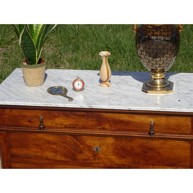 Louis Philippe Commode in Walnut and White Marble, 1850s For Sale - Image 5 of 18