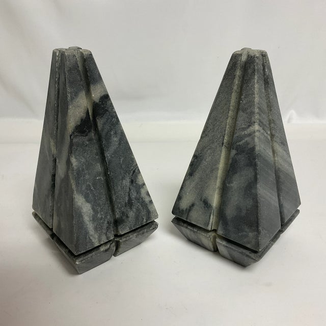 Contemporary 1980s Vintage Italian Contemporary Modern Marble Pyramid Obelisk - A Pair For Sale - Image 3 of 8