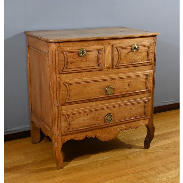 This small Louis XIV/Louis Made with remarkable craftsmanship, it is distinguished by its clean lines and its high-quality...