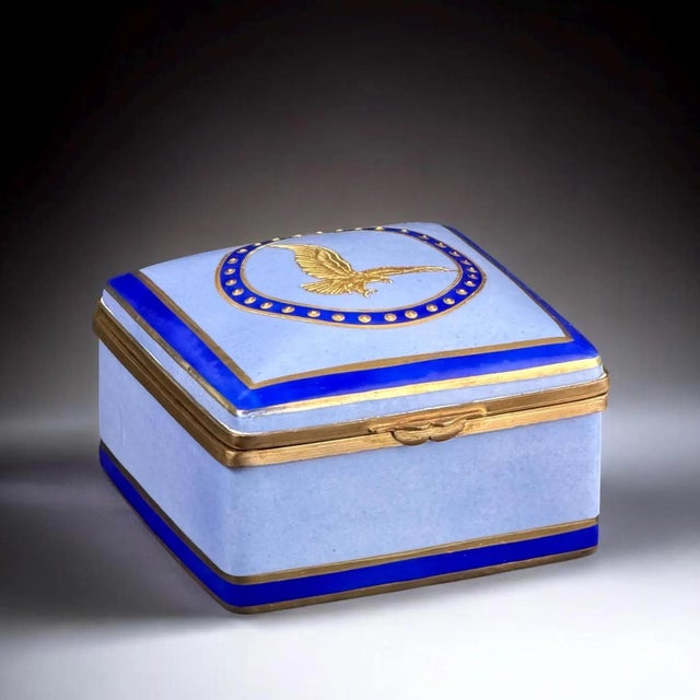 Ceramic French Cobalt Porcelain Box with Gilt Eagle from Porcelaine de Paris, 1900-1930 For Sale - Image 7 of 7