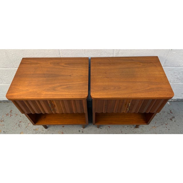 Mid-Century Modern Mid-Century Modern Walnut & Brass Nightstands Attributed to Young Manufacturing For Sale - Image 3 of 18