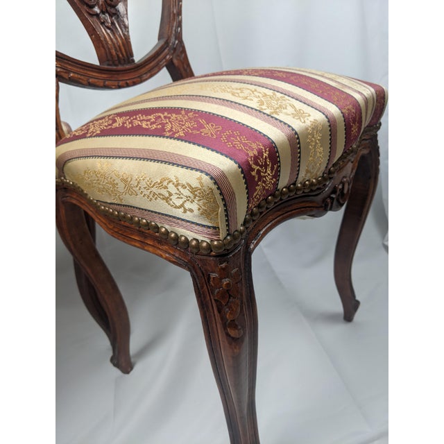 Late 20th Century Pair of French Louis XV Style Carved Walnut Side Chairs With Burgundy & Gold Damask Upholstery For Sale In New York - Image 6 of 17