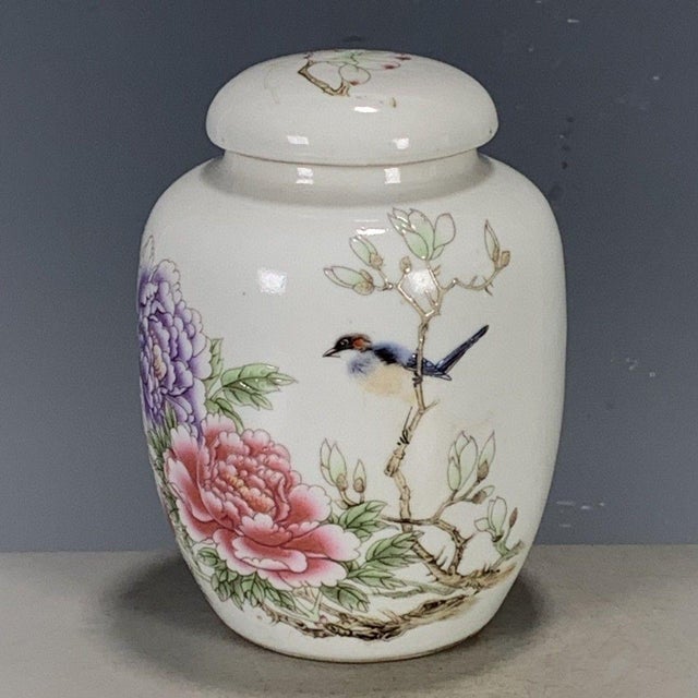 This is a charming vintage porcelain tea jar (盖罐), decorated in the famille rose (粉彩) palette with vibrant polychrome...