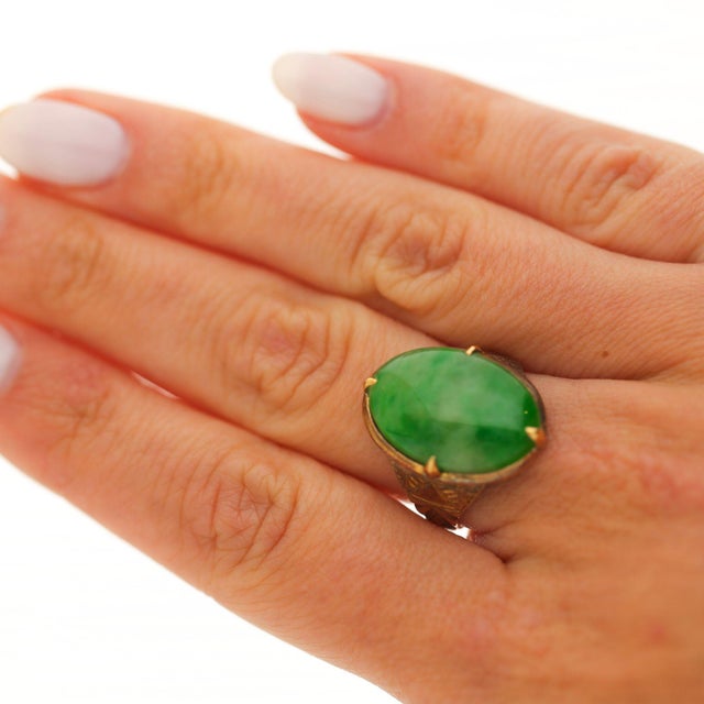 Metal 10 Carat Vintage Natural Jadeite Jade in Carved 18k Gold Oval Ring, Size 6 For Sale - Image 7 of 9