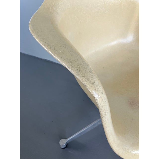 Early Eames for Herman Miller, Dat1 Fiberglass Rolling Armchair, Marked, Circa 1959-62 For Sale - Image 12 of 13