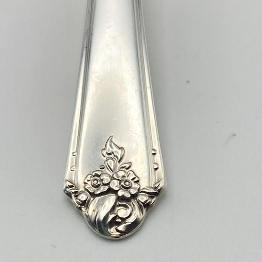 American 1940s Oneida Community Tudor Silverplate "Sweet Briar" 72-Piece Set (Service for 8 With Bonus Pieces and Wooden Chest) Vintage 1948 For Sale - Image 3 of 18