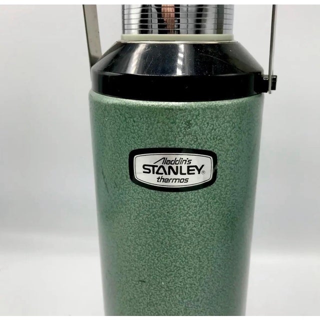 Mid-20th Century Design Aladdin Stanley a-945dh 2-Quart Thermos – Army Green Industrial Design For Sale - Image 4 of 5