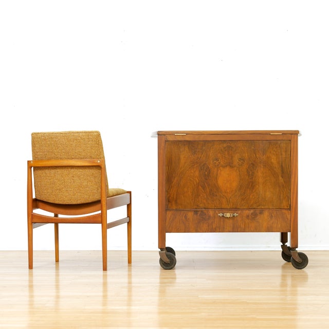 1950s British 'Pop-Up' Liquor Cabinet Bar Cart in Burl Wood For Sale - Image 10 of 15