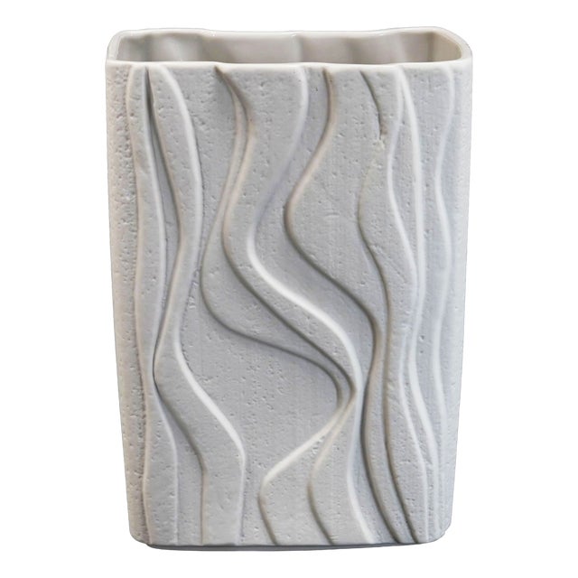 White Porcelain Vase Model 2086 with Matte Glaze Op Art Wave Relief Decor by Heinrich, 1960s For Sale