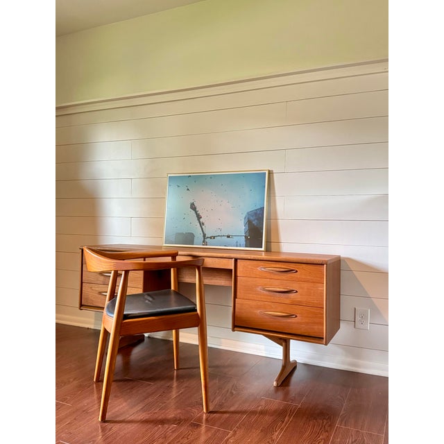 A Mid Century Modern Teak Vanity Dressing Table by Austin Suite, Circa 1960s., Attributed For Sale In Houston - Image 6 of 12