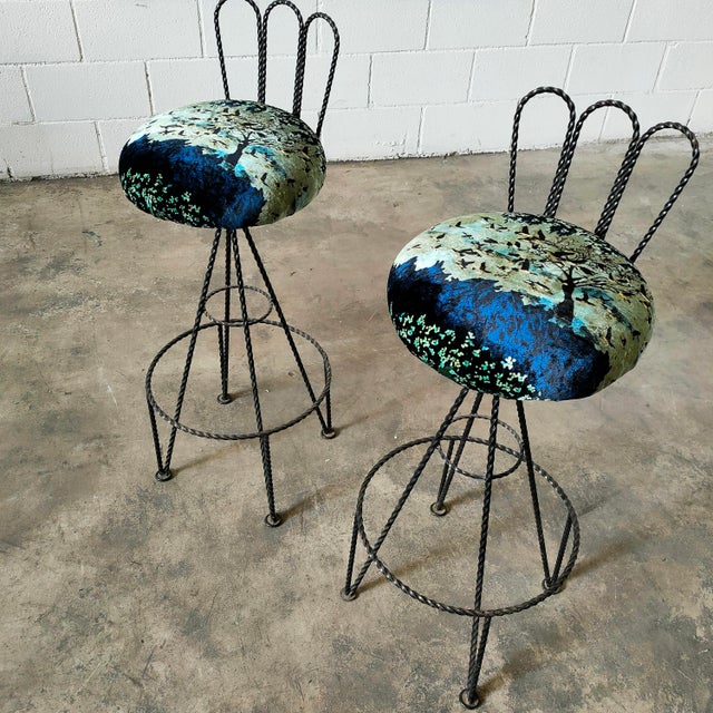 Measurements: seat height 79cm, base diameter 40cm.