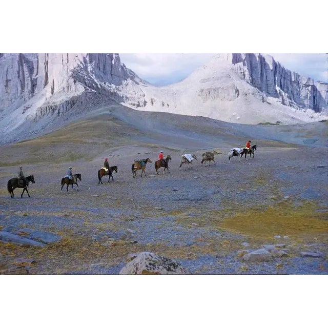 A Pack Trip In Wyoming 1960 Holiday makers at a Wyoming dude ranch enjoy a pack trip across a spectacular landscape, USA,...