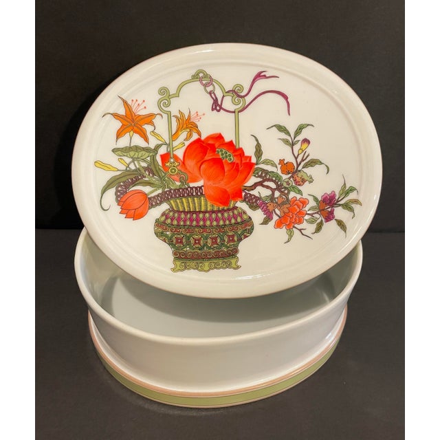 Chinese Mottahedeh Chinese Woodblock Pattern Large Porcelain Box For Sale - Image 3 of 7