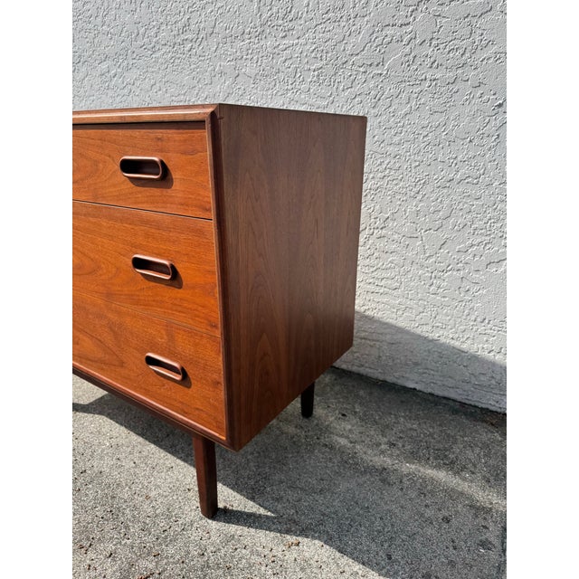 Founders Furniture Company 1960s Jack Cartwright for Founders Mid Century Modern Danish Style 3 Drawer Chest of Drawers, Attributed For Sale - Image 4 of 11