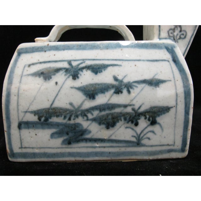 Chinese Qing Dynasty Blue & White Porcelain Spouted Chamber Pot With Bat Design For Sale In Portland, OR - Image 6 of 9
