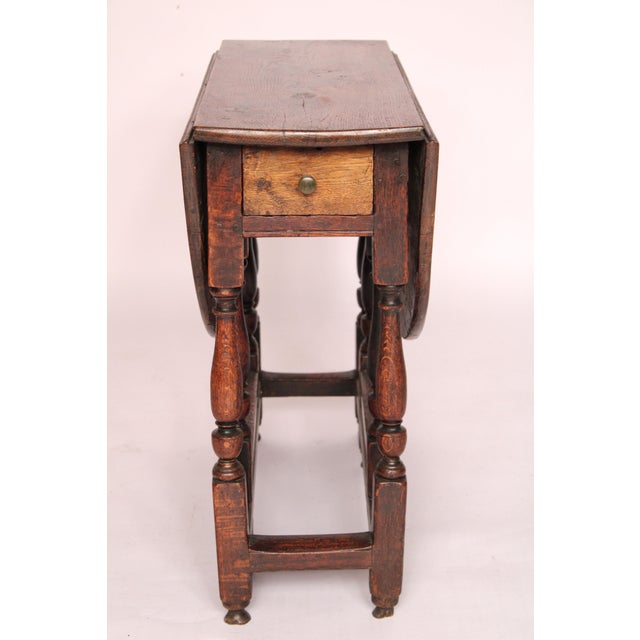 Antique William and Mary style oak gateleg table, early 19th century. With a rectangular top with two D shaped drop...