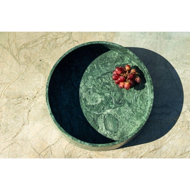 Plumb marble tray - Small by Essenzia Materials: India green Dimensions: 30 x 30 cm Also available: Pele de tigre,...