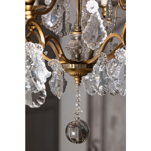 Transparent French Six-Light 1890s Crystal Chandelier with Brass Armature and Pendeloques For Sale - Image 8 of 12