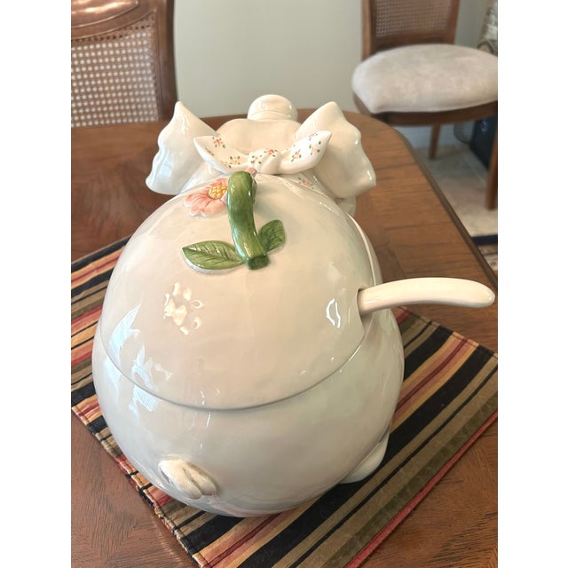 Welcome in the holidays with this charming pig tureen with ladle. Flower handle on lid. Vintage piece great for display or...
