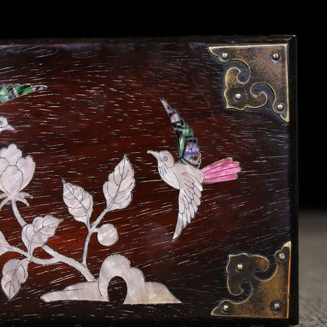 1970s Vintage Sandalwood Jewelry Box With Mother-of-Pearl Bird & Floral Inlay For Sale - Image 5 of 9