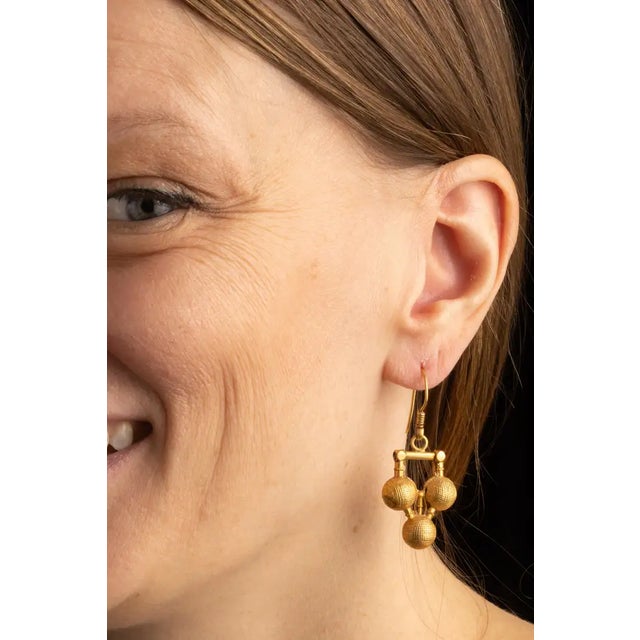 Pair of 18k Gold Indian Dangle Drop Earrings For Sale - Image 4 of 5